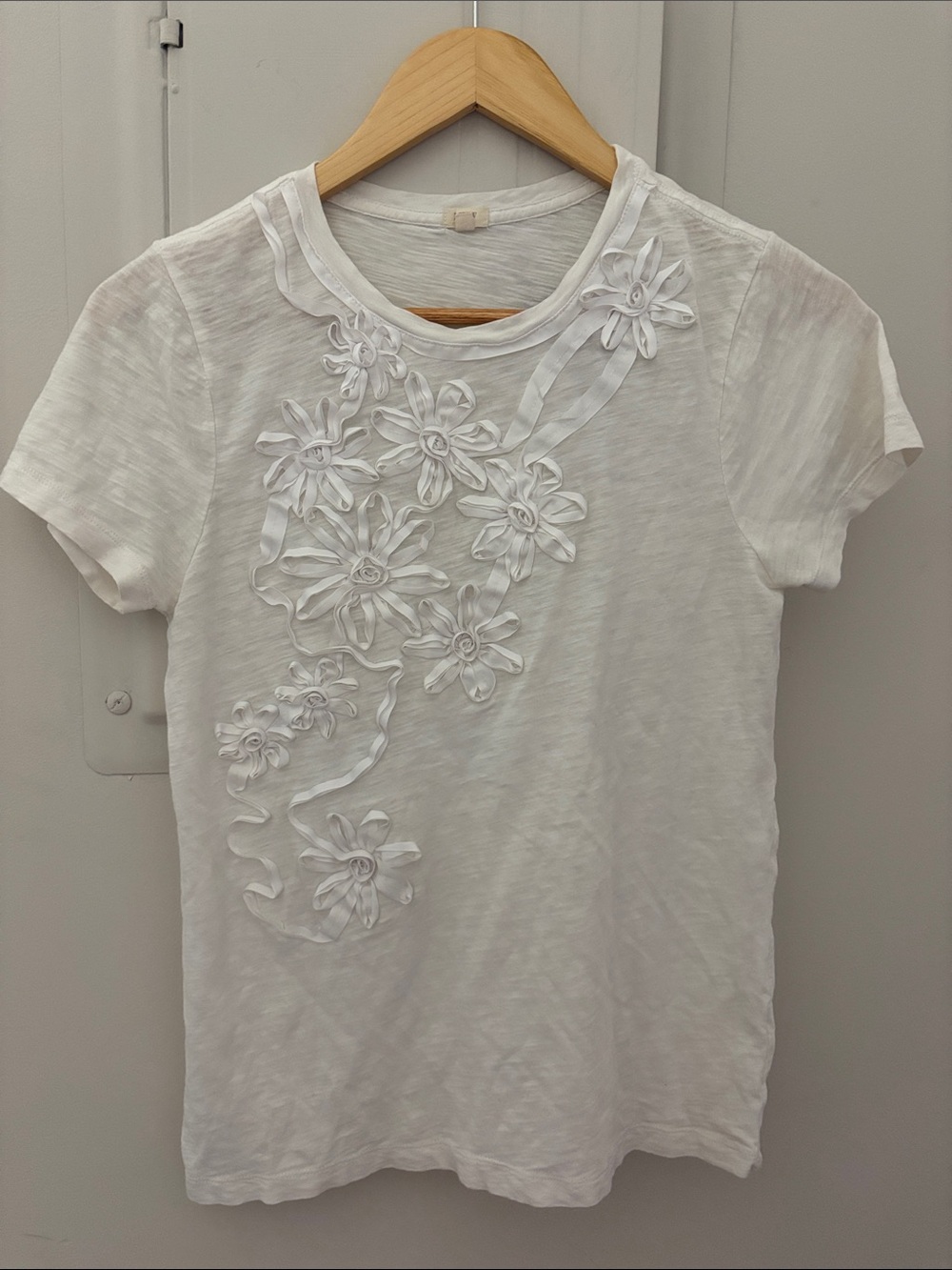 White Floral Appliqué Tee Jcrew Medium 3d ribbon flowers short sleeve top